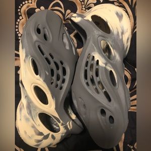 Adidas Yeezy FoamRnnr Moon Grey Size 10 Women